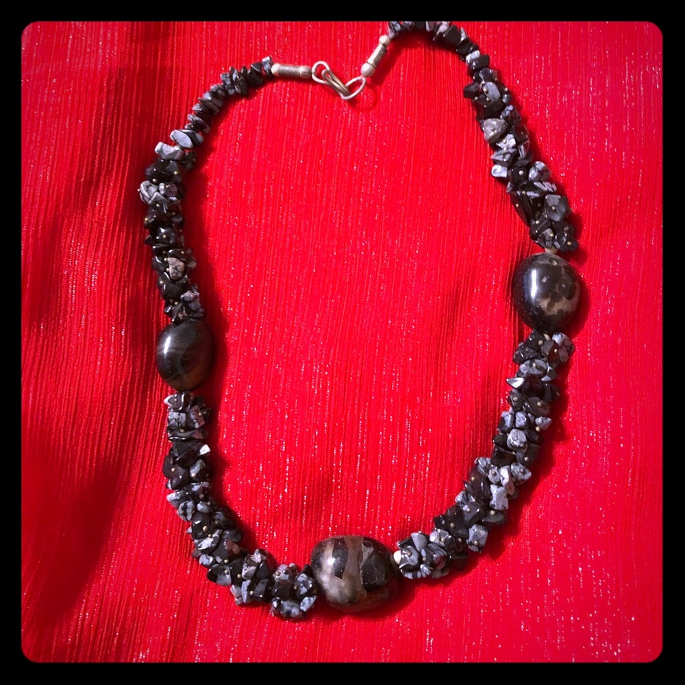 Short gray/black necklace